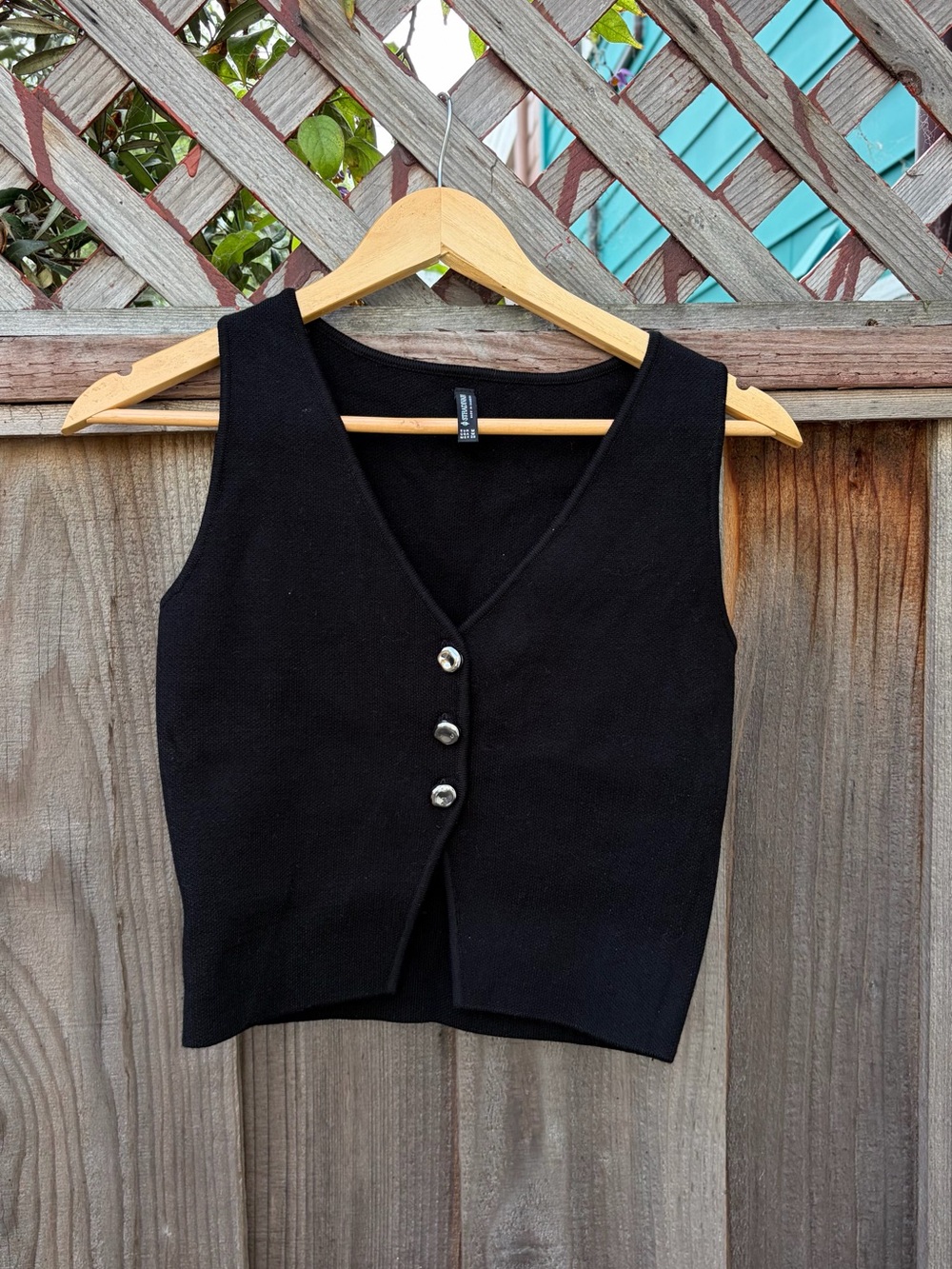 stradivarius Black Button-Front Knit Crop Vest